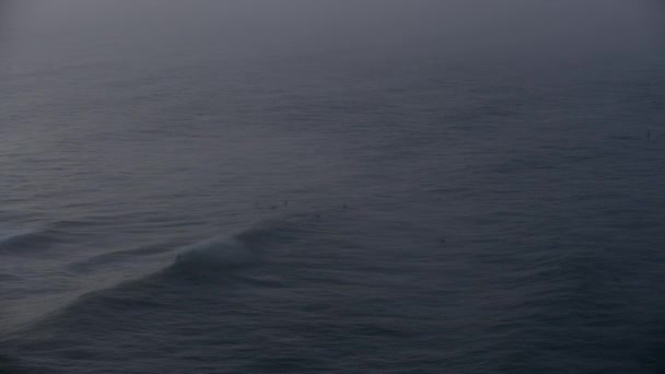 Surfistas aéreos em competição de surf extremo Mavericks EUA — Vídeo de Stock