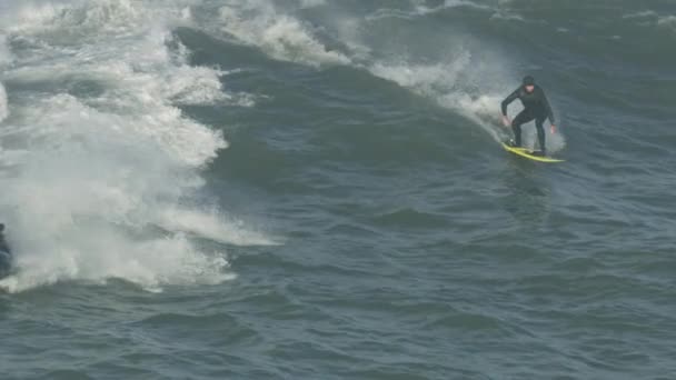 Surfistas aéreos surfeando olas Océano Pacífico Mavericks America — Vídeos de Stock