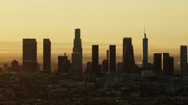 로스 앤젤 레스 시내의 마천루 위에서 해돋이를 공중에서 바라봄 — 비디오