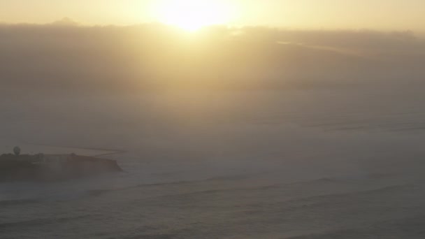 Aereo del paesaggio marino al tramonto Mavericks California America — Video Stock