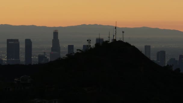 Vista aerea dell'alba Mount Lee e LA skyline — Video Stock