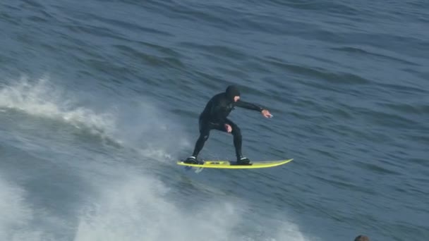 Surfista aéreo na onda de tubo Mavericks EUA — Vídeo de Stock