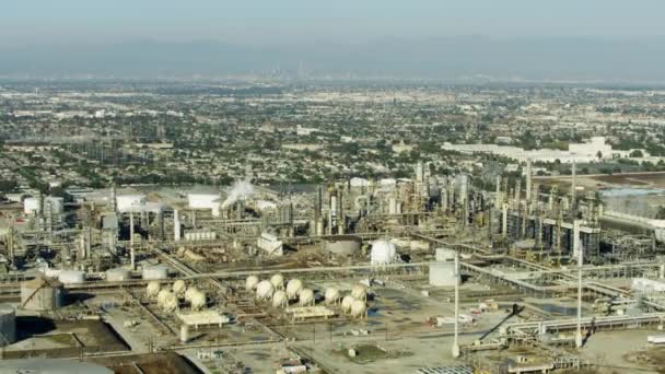 Torrance petrol rafinerisi Los Angeles şehir manzarası — Stok video