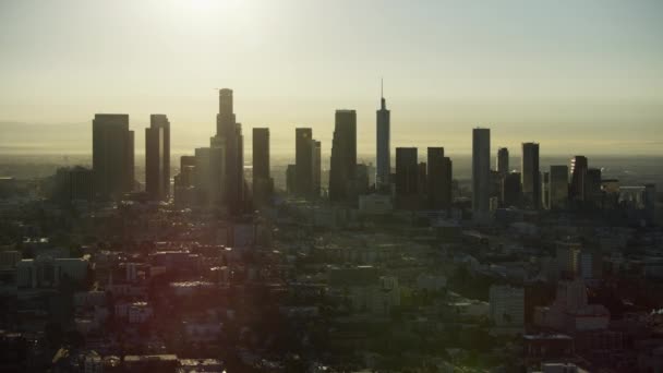 Vista aérea do nascer do sol Westlake distrito e arranha-céus de LA — Vídeo de Stock