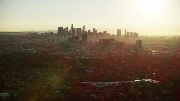 Vue aérienne Los Angeles paysage urbain avec éruption solaire — Video