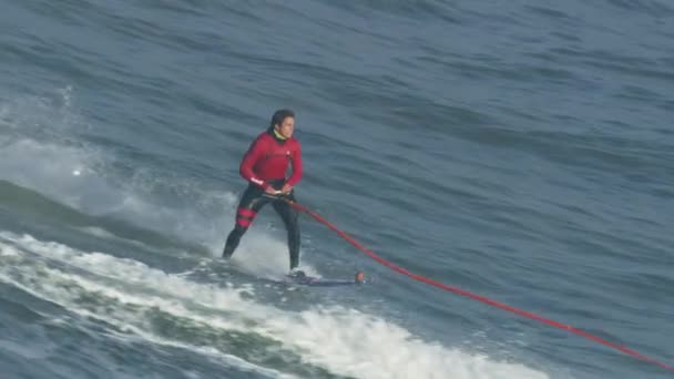 波の上にサーファー牽引の空中ビューマーベリックス — ストック動画