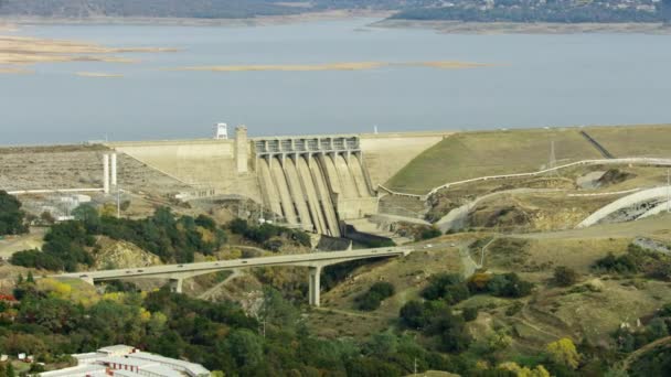 Luchtfoto Folsom Dam reservoir hulpmorsbaan USA — Stockvideo