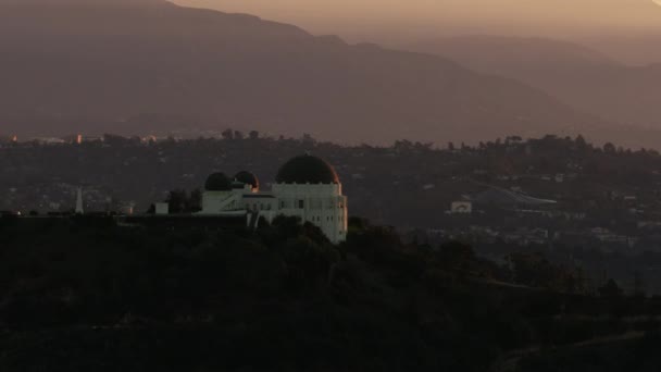 Letecký výhled na východ slunce Griffith Hvězdárna planetárium kopule LA — Stock video