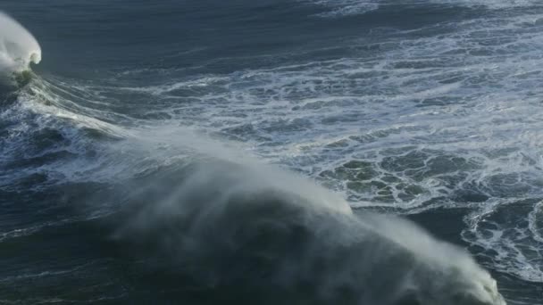 Luchtfoto van de neerstortende golf Pacific Ocean Mavericks America — Stockvideo