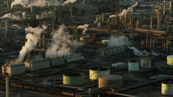 Widok z lotu ptaka emisje z wieży chłodniczej rafineria w Los Angeles — Wideo stockowe