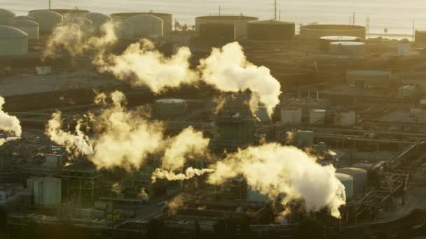 Hava günbatımı görüntüsü Los Angeles kıyı enerji santrali — Stok video