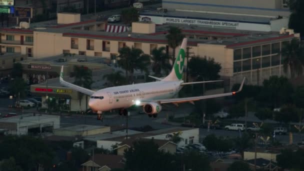 Пассажирский самолет с видом на город Лос-Анджелес — стоковое видео