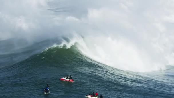 Vista aérea de motos acuáticas en la superficie Mavericks — Vídeos de Stock