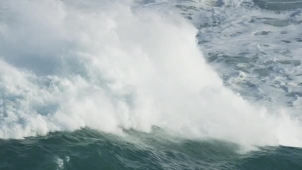 Flygfoto av kraschar våg Stilla havet Mavericks USA — Stockvideo