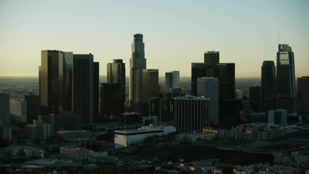 Vista aérea do nascer do sol Los Angeles arranha-céus distrito financeiro — Vídeo de Stock