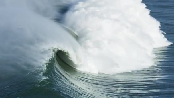 Ekstremalne fale powietrzne rozbijające Ocean Spokojny Mavericks America — Wideo stockowe