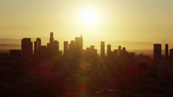 Vista aérea ao nascer do sol arranha-céus comerciais no centro de LA — Vídeo de Stock
