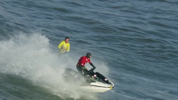 Surfista aéreo está remolcando olas Mavericks USA — Vídeos de Stock