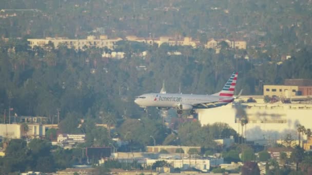Flygfoto urban stadsdel flygplan landning LA flygplats — Stockvideo