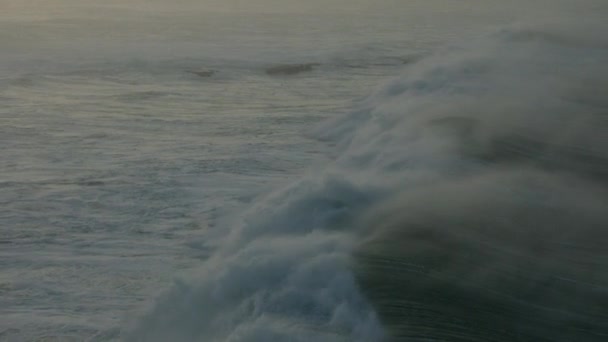 Letecká síla vln narážejících na Mavericks Tichého oceánu — Stock video