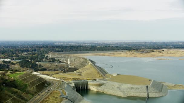 Luchtfoto Folsom Dam reservoir hulpmorsbaan USA — Stockvideo