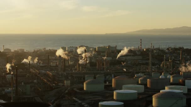 Vista aérea al atardecer Refinería de petróleo costera de Los Ángeles — Vídeo de stock