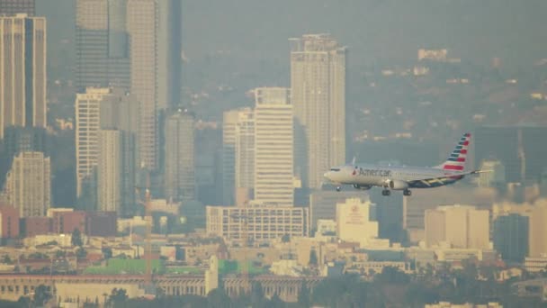 Flygfoto kommersiella skyskrapor flygplan landar Los Angeles — Stockvideo