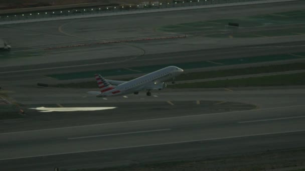Luchtzichtvliegtuigen die opstijgen vanaf de luchthaven van Los Angeles — Stockvideo