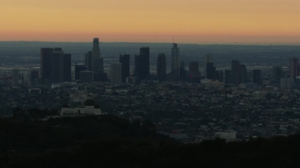 Luchtfoto zonsopgang uitzicht vanaf Mount Hollywood LA stadsgezicht — Stockvideo