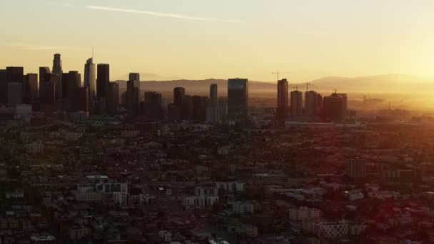 Luchtfoto zonsopgang uitzicht South Park wolkenkrabbers Los Angeles — Stockvideo