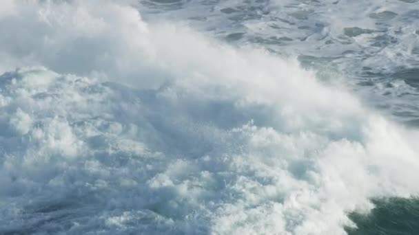Εναέρια μεγάλα κύματα συντρίβουν Ειρηνικός Ωκεανός Mavericks Αμερική — Αρχείο Βίντεο