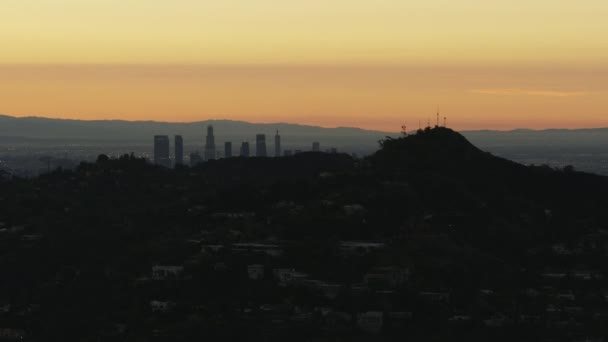 Vista aérea del amanecer Hollywood Hills comunidad residencial LA — Vídeos de Stock