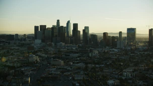 Вид с воздуха на восход солнца район Уэстлейк Лос-Анджелес — стоковое видео