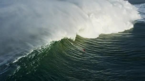 Surfista aéreo olas Media Luna Bay Mavericks — Vídeos de Stock