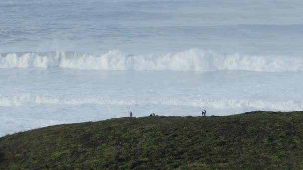 Aerial tourists watching big waves surfing Mavericks America — Stock Video