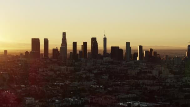 Letecký výhled na město LA mrakodrapy při východu slunce — Stock video