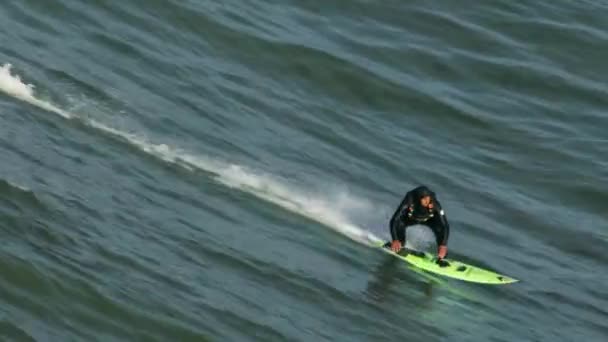 Vista aérea surfista olas caen Mavericks USA — Vídeos de Stock