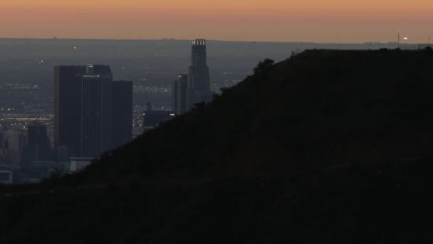 Vista aérea del amanecer LA cityscape desde Griffith Park — Vídeo de stock