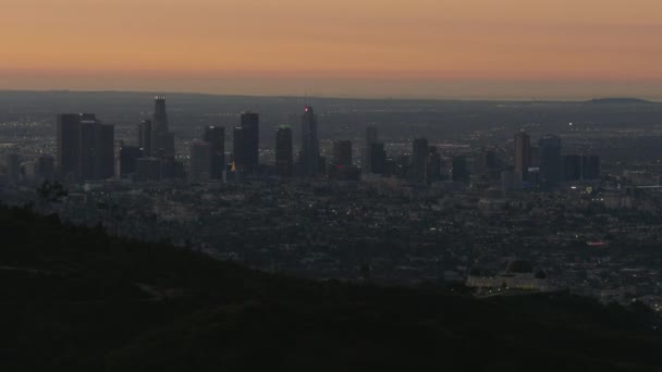Luchtfoto stadsgezicht centrum Los Angeles bij zonsopgang — Stockvideo