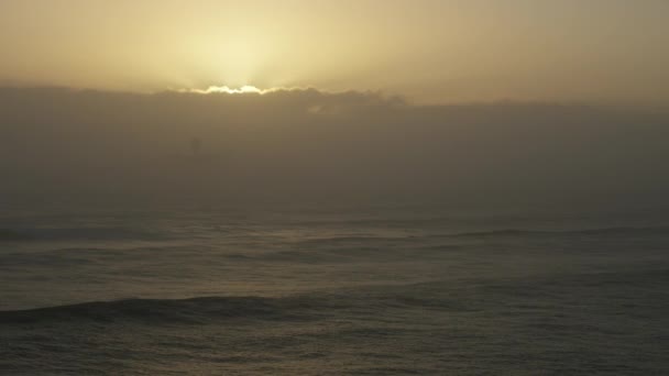 Luchtoceaan bij zonsondergang Pillar Point Harbor Mavericks — Stockvideo