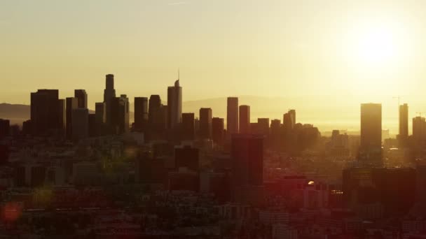 Hava görüntüsü Los Angeles finans bölgesi gün doğumunda — Stok video