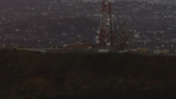 Αεροφωτογραφία με θέα την ανατολή του ηλίου πύργος επικοινωνίας Mount Lee LA — Αρχείο Βίντεο