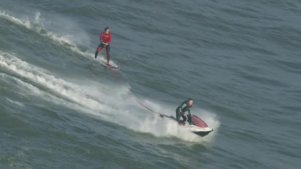 Jet ski aérien remorquage surfeur sur les vagues Mavericks — Video