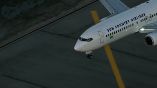 飞机在日落时分降落洛杉矶 — 图库视频影像