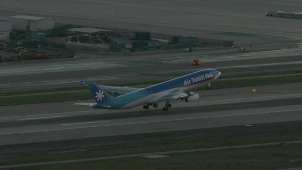 Aviones con vista aérea al atardecer que salen del aeropuerto de Los Ángeles — Vídeo de stock