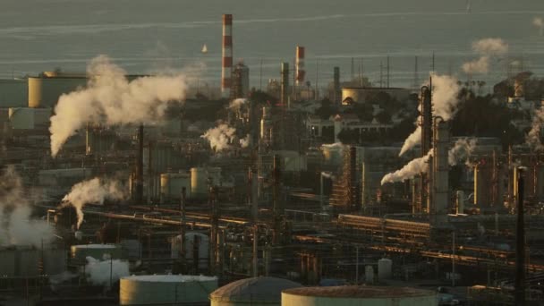 Hava sahili manzaralı Los Angeles rafinerisi gün batımında — Stok video
