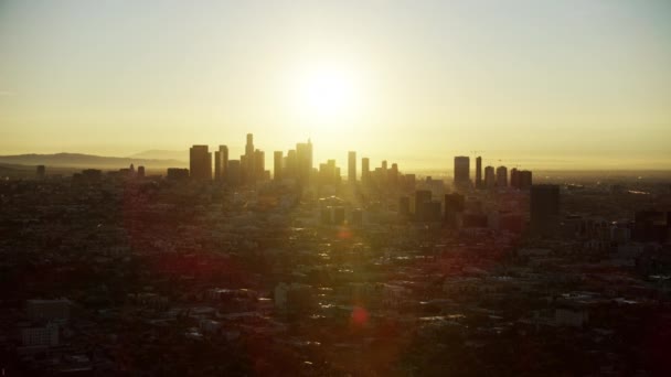 Luchtfoto zonsopgang uitzicht centrum Los Angeles stedelijke buurt — Stockvideo