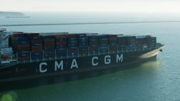 Letecké zobrazení kontejnerové lodě kotvící u pobřeží Los Angeles — Stock video