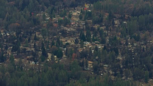 Vista aérea comunidad devastada por incendio forestal fogata — Vídeos de Stock