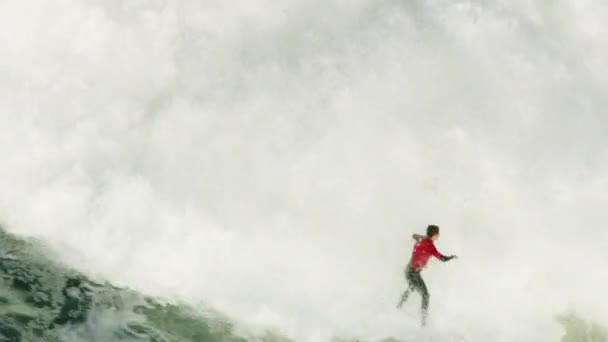 Surfista aéreo montando olas grandes Mavericks California America — Vídeos de Stock